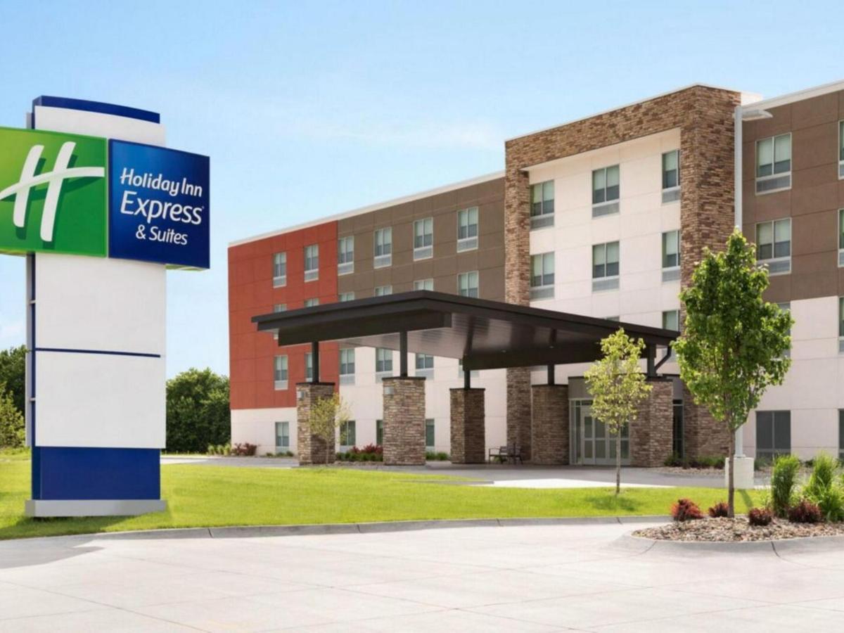 Holiday Inn Express & Suites Dayton East - Beavercreek Exterior photo